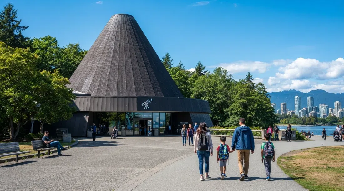 das konische Vanier Park Gebäude an der 1100 Chestnut Street, das das Museum of Vancouver und das H.R. MacMillan Space Centre an einem klaren Tag beherbergt